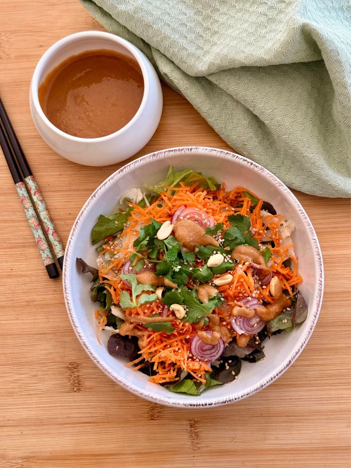 Salade colorée à la sauce à la cacahouète