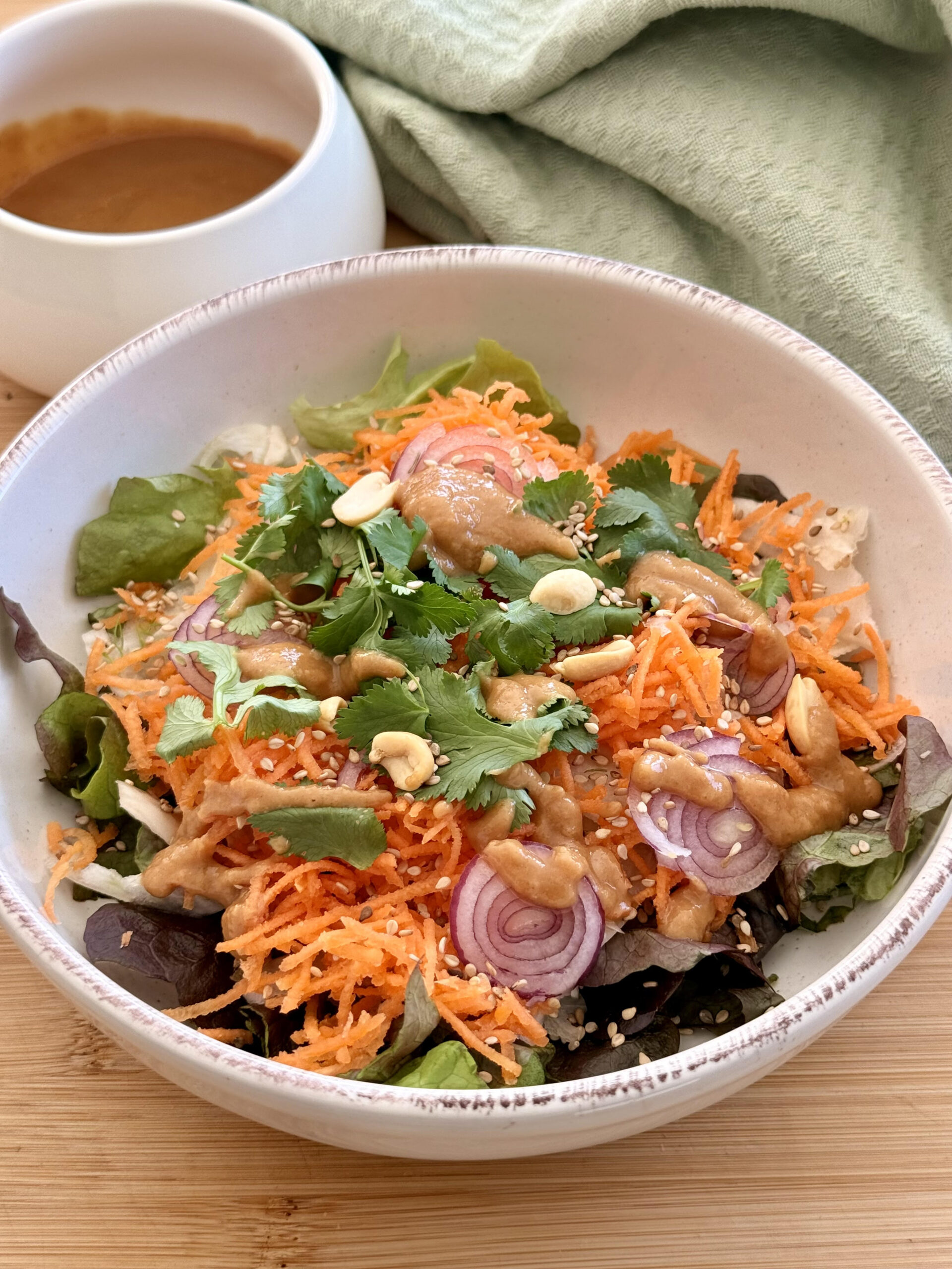 Un salade avec des légumes d'hiver bien parfumée