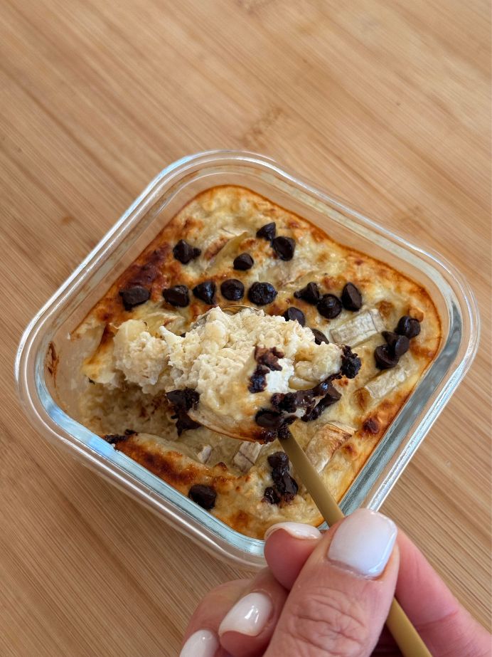 Une cuillère de cake banane chocolat