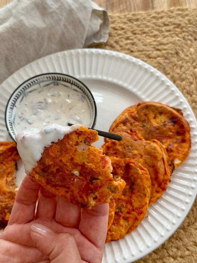 On trempe les galettes dans la sauce au fromage blanc
