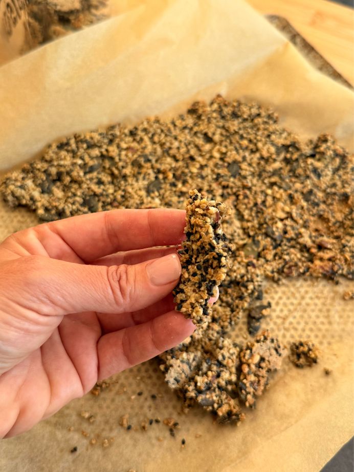 Un morceau de granola gourmand et sain