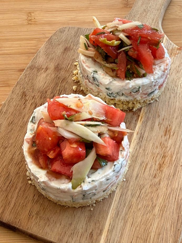 Un cheesecake truite fumée et crudités original
