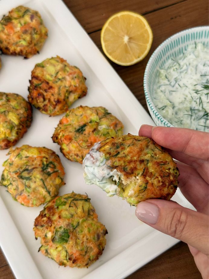 Des croquettes de poisson, trempées dans la sauce