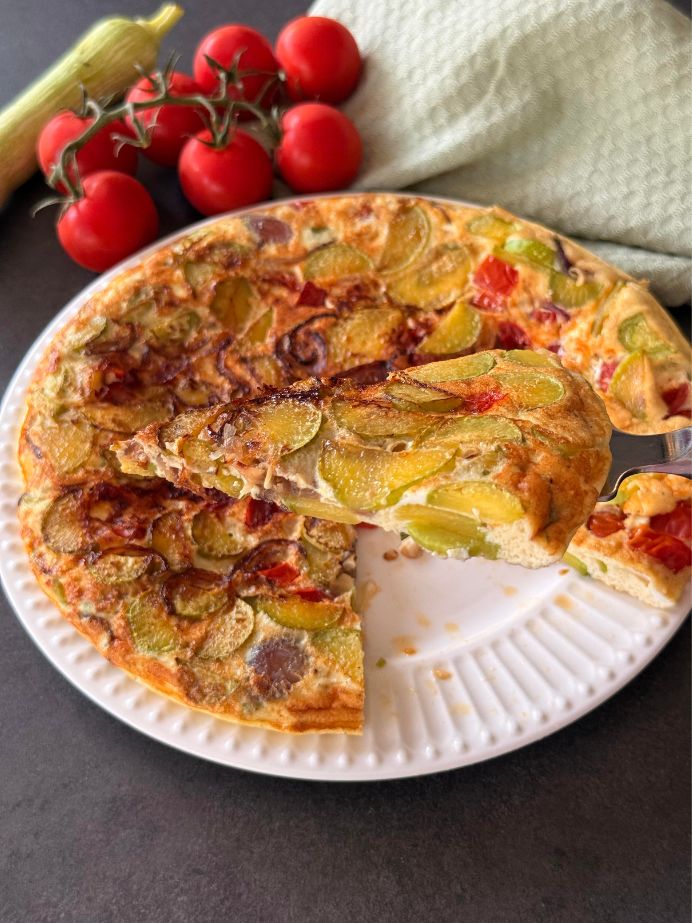 Un part de frittata garnie de légumes