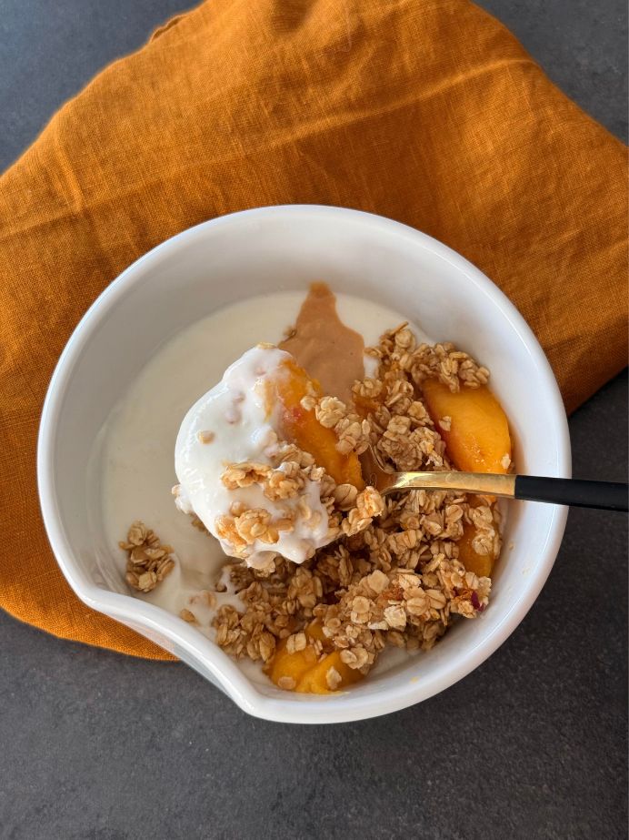 Une cuillère d'un merveilleux granola pour le pet déj'