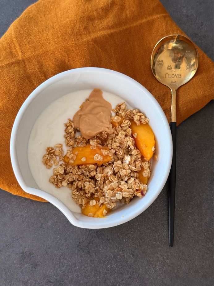 Un bol de fromage blanc avec un granola et des nectarines