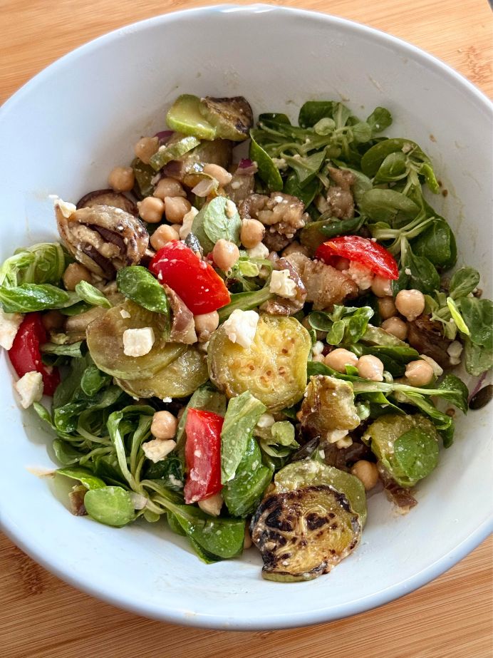 Salade colorée avec des pois chiches
