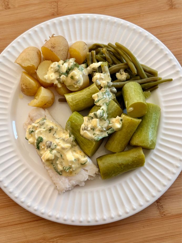 Une assiette complète avec une sauce gribiche maison
