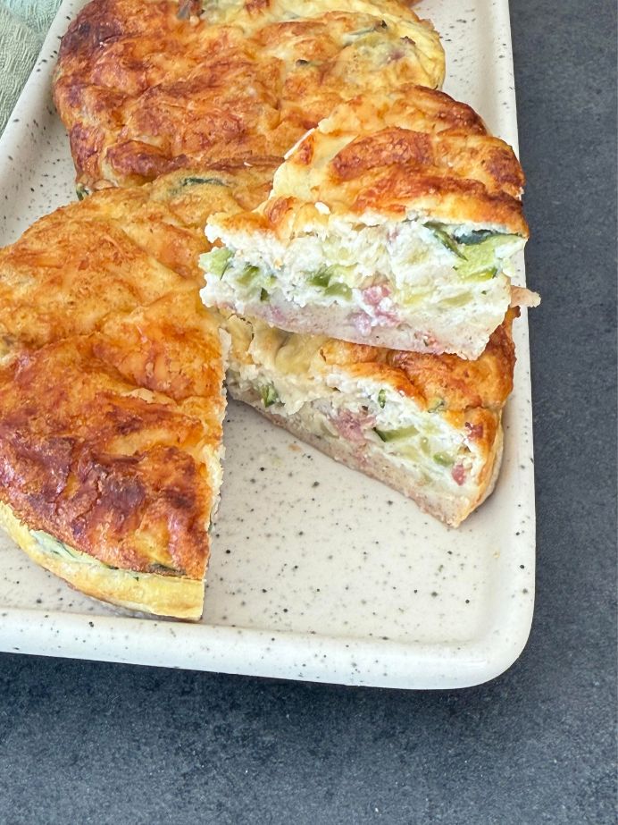 Un part de quiche saine avec courgettes et bacon