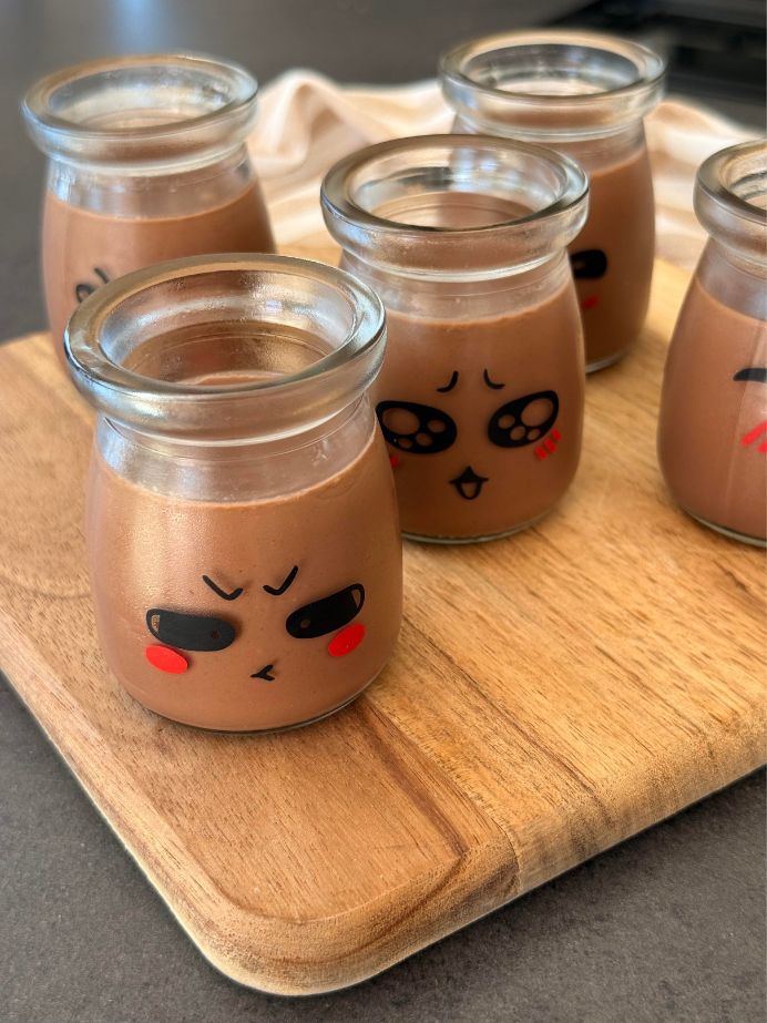 Des petits pots de crème au chocolat