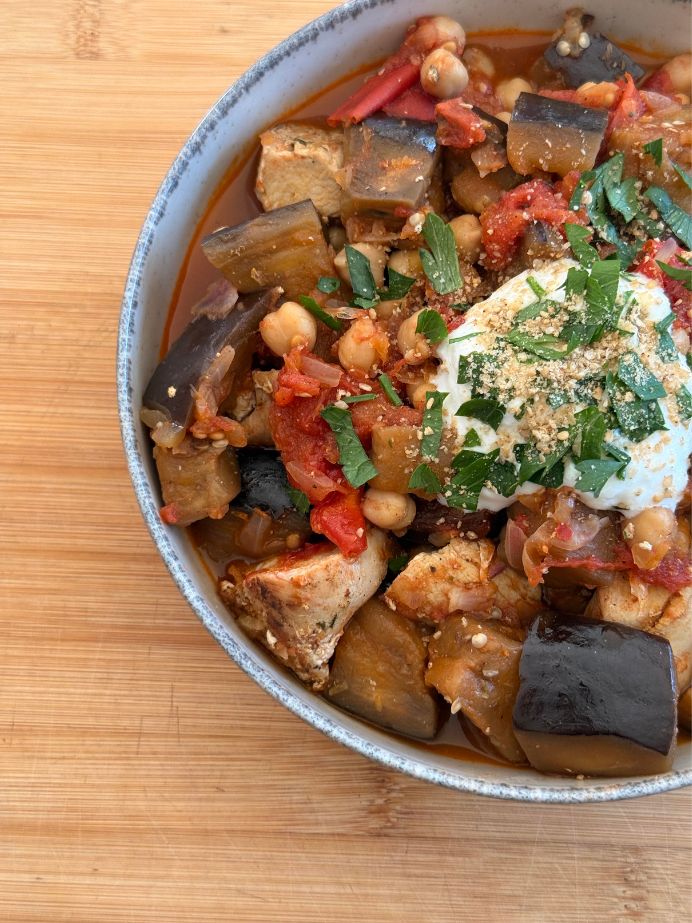 Poulet, pois chiches et légumes pour un repas complet