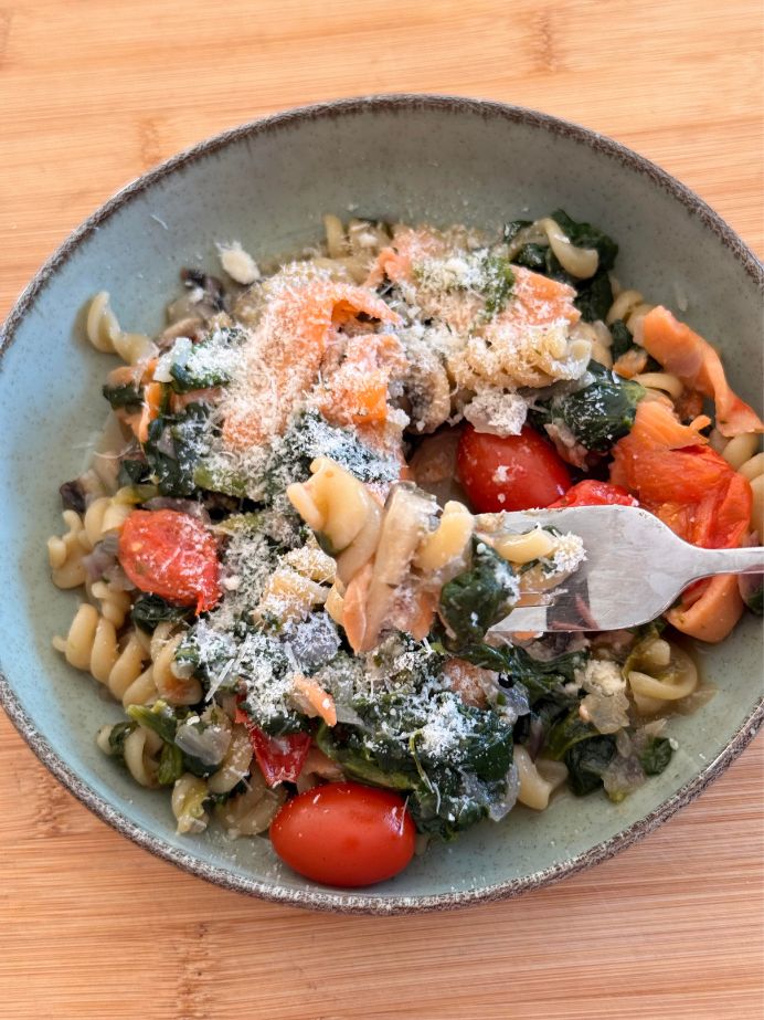 Une belle assiette de pâtes avec du parmesan Dos de cabillaud en croûte d'herbes, riz pilaf aux légumes