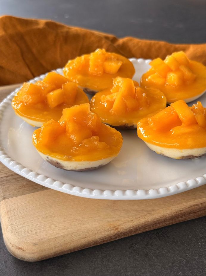 Une assiette de cheesecakes colorés