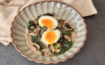 Crème de haricots blancs, épinards, champignons et œuf mollet