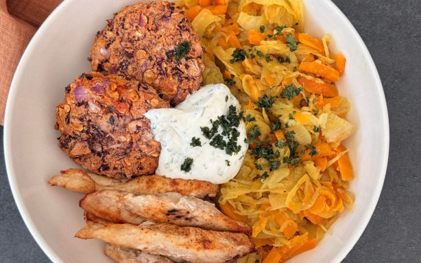 Une assiette complète avec des légumineuses