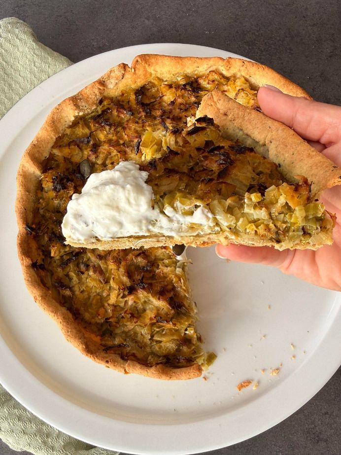 Une parte de tarte aux poireaux caramélisés